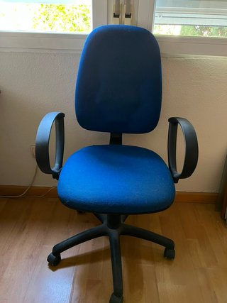 Silla de oficina con ruedas y asiento elevable