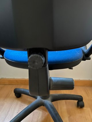 Silla de oficina con ruedas y asiento elevable