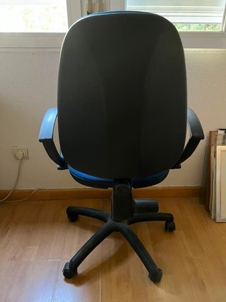Silla de oficina con ruedas y asiento elevable