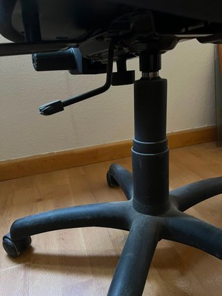Silla de oficina con ruedas y asiento elevable