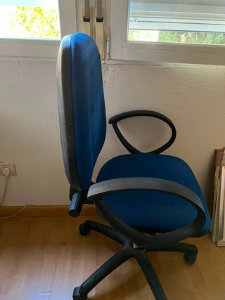 Silla de oficina con ruedas y asiento elevable