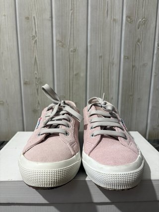 Zapatillas rosas con cordones grises de Superga