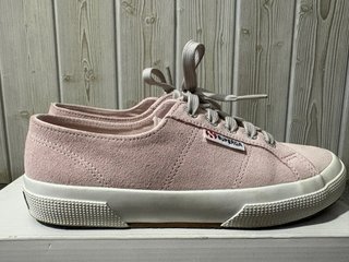 Zapatillas rosas con cordones grises de Superga