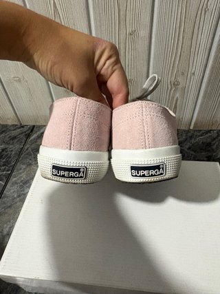 Zapatillas rosas con cordones grises de Superga