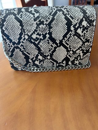 Bolso serpiente blanco y negro