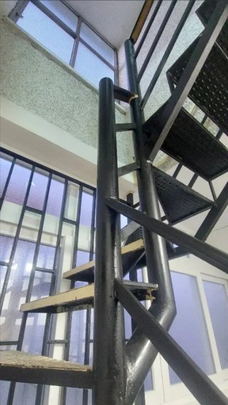Escalera metálica dúplex diseño