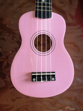 Ukelele rosa Winzz con accesorios
