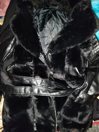 Chaqueta negra con pelo sintético