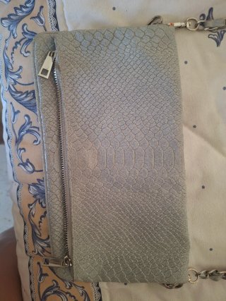 Bolso gris con textura de serpiente