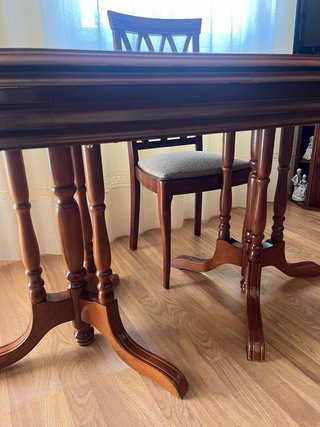 Mesa de salón de madera