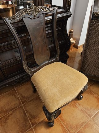 Conjunto salón clásico: mesa, 6 sillas y vitrina