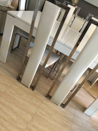 Mesa blanca moderna extensible con 6 sillas