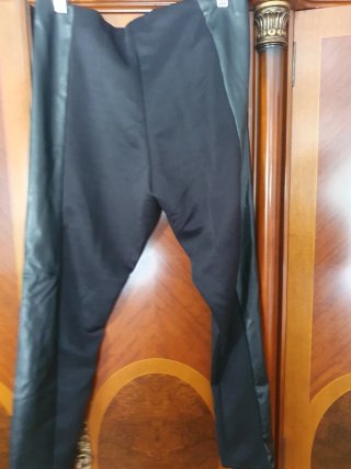Pantalón negro efecto piel talla L