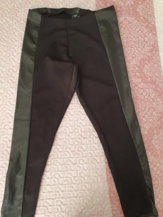 Pantalón negro efecto piel talla L