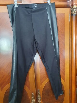 Pantalón negro efecto piel talla L