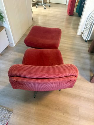 Sillón y reposapiés rojo Gillis Lundgren ikea