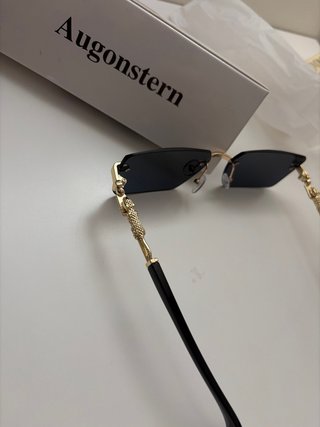 Gafas de sol doradas y negras