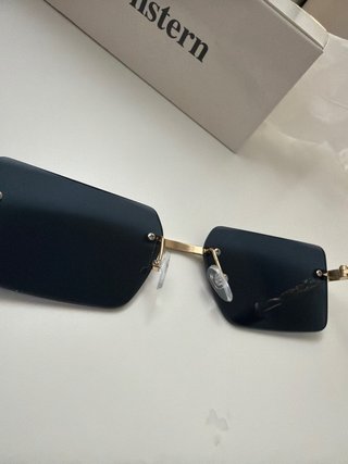 Gafas de sol doradas y negras