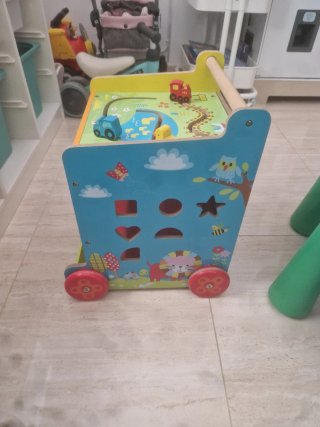 Andador y mesa de juegos de madera