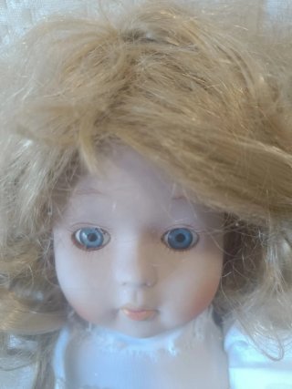 Muñeca de porcelana antigua