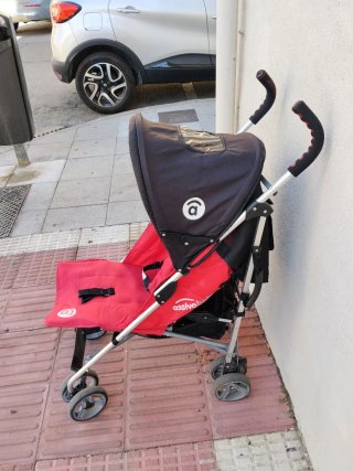 Carro de bebé rojo y negro  El precio negociable