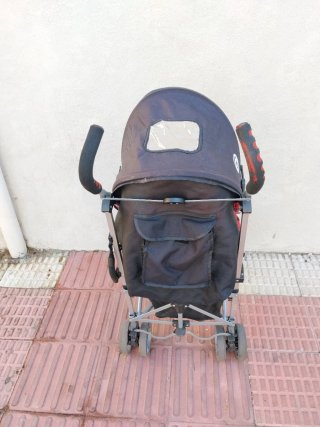 Carro de bebé rojo y negro  El precio negociable