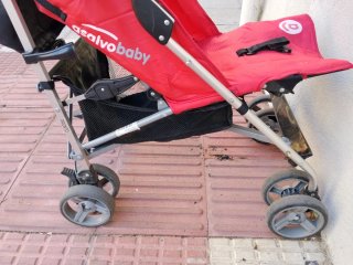 Carro de bebé rojo y negro  El precio negociable