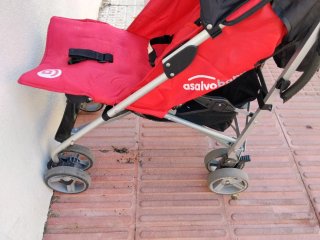 Carro de bebé rojo y negro  El precio negociable