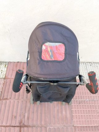 Carro de bebé rojo y negro  El precio negociable