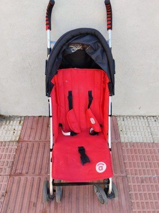 Carro de bebé rojo y negro  El precio negociable