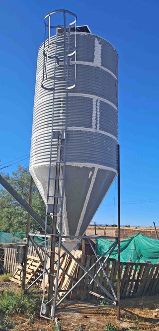 Silo galvanizado de 12.000 Kgs y sinfin II.
