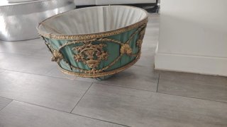 Lámpara antigua de bronce y tela