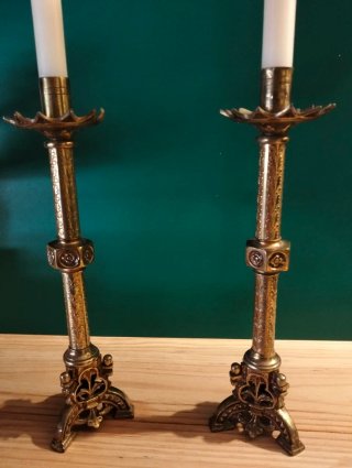 Antiguos candelabros de iglesia