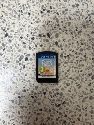 Consola Sony PS Vita + Cargador + 4 Juegos