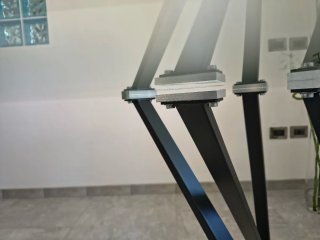 Tavolo in cristallo con base in metallo