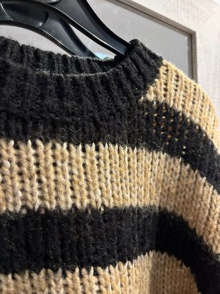 Jersey de punto a rayas beige y negro