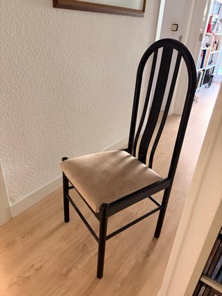 Sillas de comedor beige y negras.