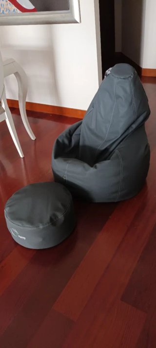 Puff gris con reposapiés