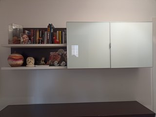 Credenza mobile marrone e bianco