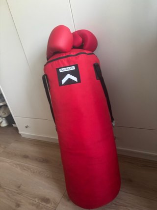 Saco de boxeo rojo con guantes