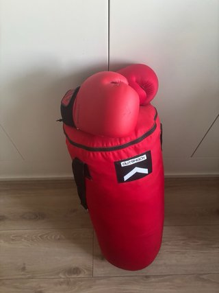 Saco de boxeo rojo con guantes
