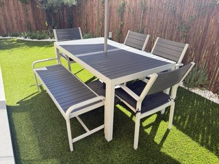 Mesa exterior con 4 sillas, cojines y banco