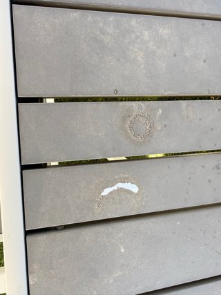 Mesa exterior con 4 sillas, cojines y banco