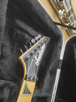 Guitarra Jackson JS Series Dinky Negra