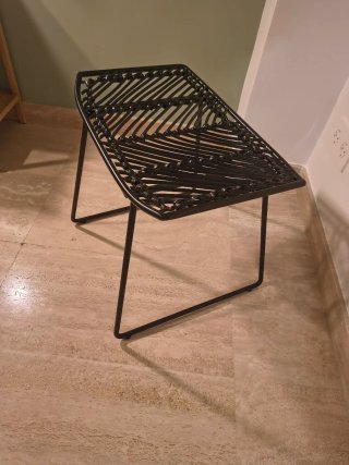 Taburete de mimbre negro
