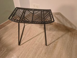 Taburete de mimbre negro