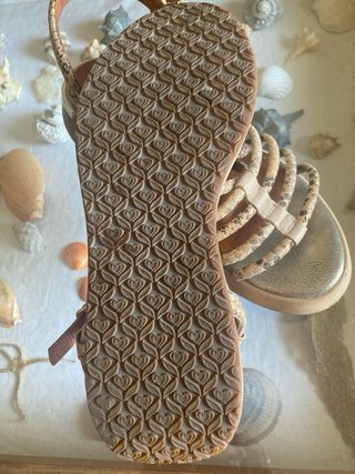 Sandalias de piel beige y doradas
