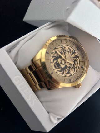 Reloj Guess Dorado con León