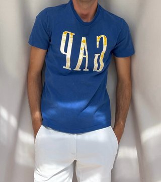 Camiseta GAP azul y amarilla Talla S hombre