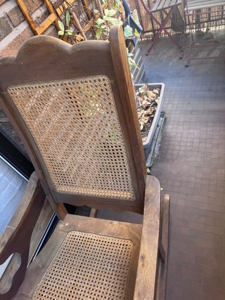 Mecedora antigua de madera y ratán